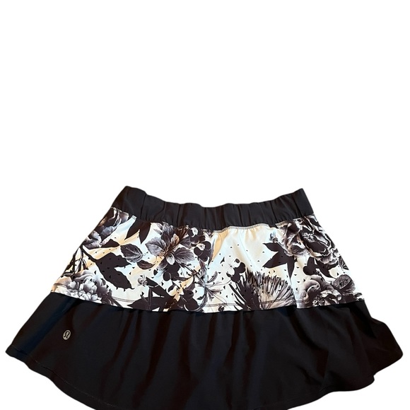 Lululemon White and Black Tiered Athletic Mini Skirt - Picture 1 of 4